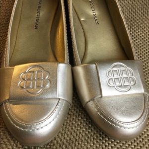 Dana Buchman Gold flats 9M